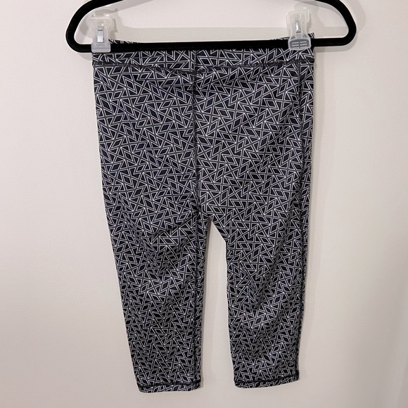 Under Armour Heat Gear Capri Shorts - Youth Large - Picture 2 of 5